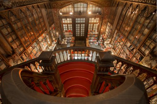 L'ingresso della libreria visto dalla scalinata