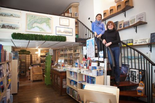 MONTI IN CITTA’, la libreria del vino di montagna (Viale Montenero 15, P.ta Romana)
Nasce con il nome di Monti in Città ma in origine doveva chiamarsi La Montagna Incantata.  La particolarità la si scopre entrando e leggendo “Enoteca”: ai libri di montagna sono infatti associati vini, scelti uno ad uno, appartenenti ai territori di montagna italiani cui si riferiscono molti dei volumi. Non a caso, il primo mobile acquistato è il bancone della libreria, preso da un rigattiere che lo aveva rilevato... da un’enoteca.