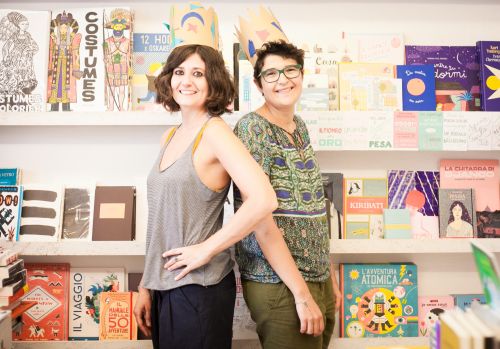 SPAZIO BK, la libreria del fare e del guardare (Via L. Porro Lambertenghi 20, Isola)
Progettualità e trasversalità sono i fondamenti della libreria che ha fatto sua la dimensione del fare e del guardare. I libri non sono solo da leggere, sono oggetti che si toccano, che si osservano, sono prodotti artigianali. Tra i loro punti di forza ci sono i laboratori rivolti a professionisti (grafici, architetti, educatori) e l’originale sistema di disposizione dei libri. L’idea originale nasce da Chiara e Diletta durante un laboratorio di cucito sui Navigli.